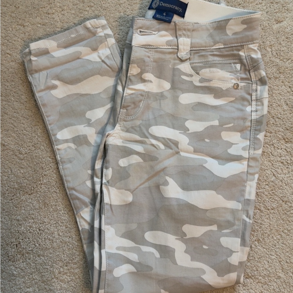 Democracy Women's Skinny Jeans in Gray and White Camo